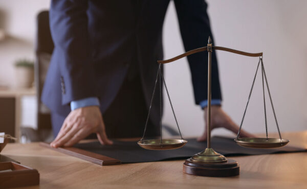 Comment un avocat peut-il contester son licenciement ?