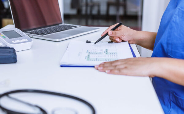 Infirmiers en santé au travail : compétents pour les visites de reprise, de préreprise et de mi-carrière ?