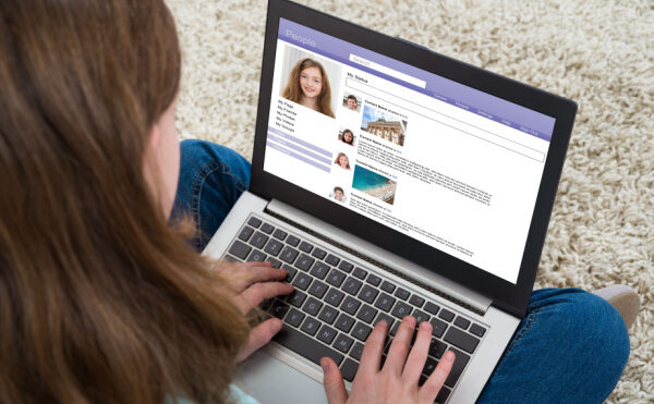 Réseaux sociaux : améliorer la protection des jeunes utilisateurs