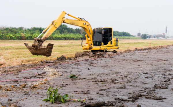 Entreprise de travaux agricoles : quand une pelleteuse sectionne une canalisation d’eau…