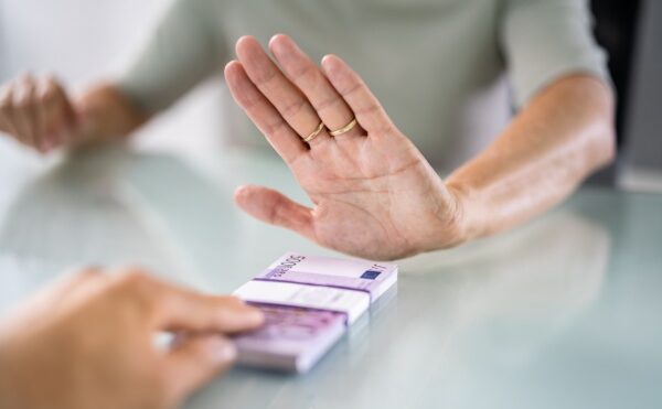 Vente de titres de société : renoncer à une partie du prix de vente et diminuer l’impôt dû ?