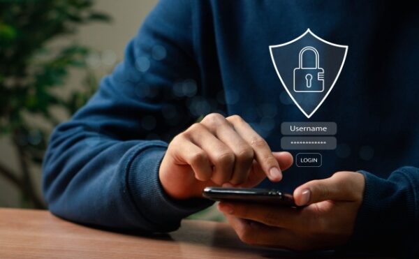 Arnaque en ligne et banque : 2 précautions valent mieux qu'une !