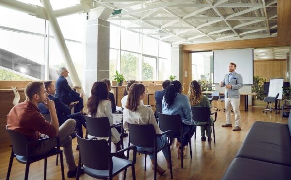 Action de substitution du syndicat représentatif : quand faut-il avertir les salariés ?