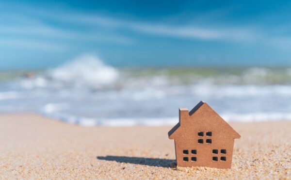 Vente d’une résidence secondaire : une exonération, sous conditions ?