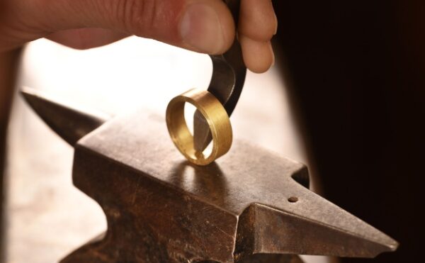 Poinçon de responsabilité des objets en métaux précieux : pas n’importe où, pas n’importe comment !