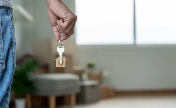 Logement de fonction : à restituer à la fin du CDI ?