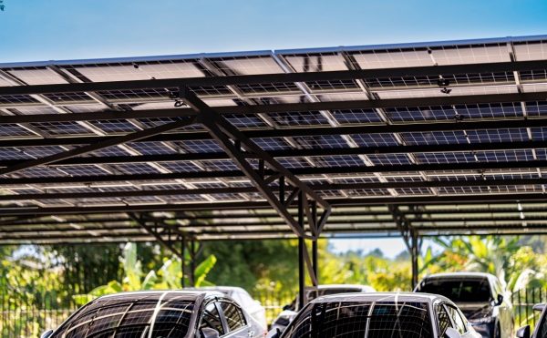 Loi de simplification de l’urbanisme : du nouveau pour la solarisation des parkings !