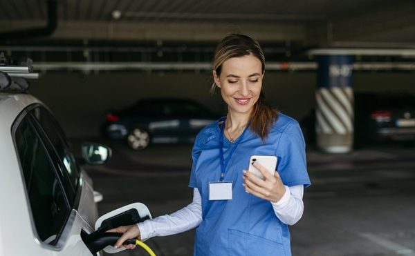 Hausse du carburant : l’Urssaf accompagne les infirmiers et infirmières